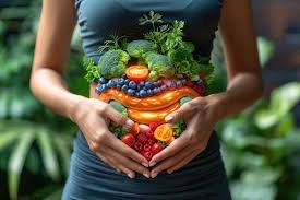 download (29) pessoa segurando alimentos ricos em fibras para saúde intestinal