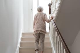 download idosa caminhando com segurança em casa.