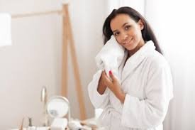 download (3) Mulher secando a pele após sair do mar.