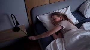 download (3) mulher pronta para dormir em ambiente escuro e relaxante