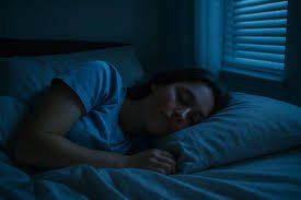 download (3) Pessoa dormindo profundamente em ambiente escuro e silencioso.