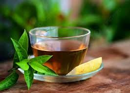 download (3) Xícara de chá verde com limão sobre mesa de madeira