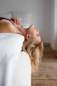 download (31) pessoa deitada na cama sentindo tontura ao virar a cabeça