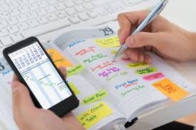 download Indivíduo anotando pontos importantes sobre sua saúde em um caderno mensal.