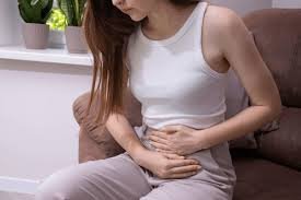 download (35) mulher jovem com desconforto na região pélvica sugerindo infecção urinária recorrente