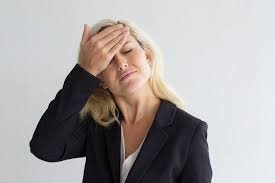 download (37) pessoa com dor de cabeça e visão turva possivelmente causada por pressão alta.