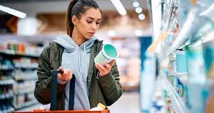 download (38) Consumidor lendo rótulo para evitar açúcar escondido