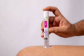 download (4) pessoa aplicando medicamento similar a Ozempic ou Mounjaro