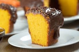 download (4) bolo de cenoura integral com chia servido em fatias.