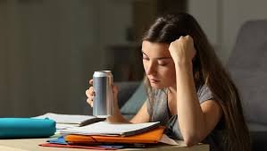 download (4) Mulher sentada segurando a cabeça com expressão de cansaço