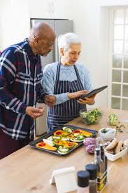 download (41) Idoso preparando alimentação low carb de forma equilibrada