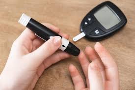 download (42) pessoa observando o dedo após medir glicemia, simbolizando investigação de sintomas.