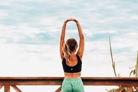 download (43) pessoa praticando movimento leve para alcançar peso ideal