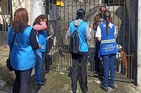 download (45) equipe de saúde conversando com moradores em visita comunitária.