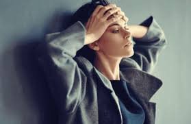 download (47) mulher ansiosa com expressão de preocupação