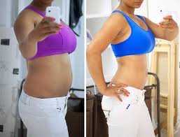 download (47) mulher analisando progresso de emagrecimento com expressão positiva.