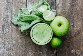 download (48) copo de smoothie verde servido com maçã e folhas de couve ao lado.
