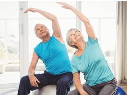 download (5) Idoso se alongando em casa, demonstrando bem-estar físico