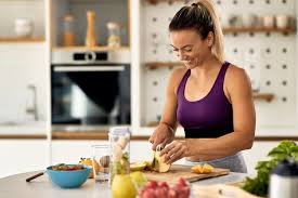 download (5) Mulher montando refeição nutritiva voltada para saúde na pós-menopausa.