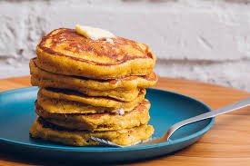 download (5) Panquecas de abóbora com aveia servidas em prato branco.