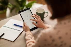 download (52) mulher organizando calendário de exames de saúde