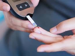 download (52) paciente verificando glicemia com expressão de alívio.