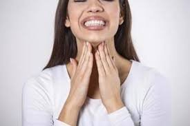 download (53) mulher examinando a região da tireoide