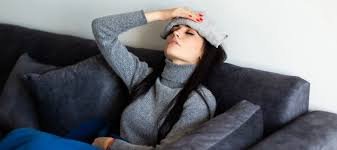 download (54) Pessoa usando compressa fria para aliviar a febre.