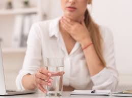 download (8) pessoa com irritação na garganta causada por refluxo silencioso