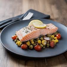 download (8) Prato colorido com salmão, legumes e frutas vermelhas