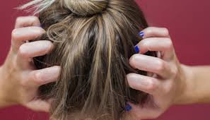 download (8) mulher massageando o couro cabeludo para aliviar coceira e irritação