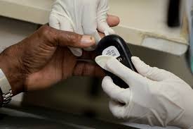 download (9) profissional de saúde realizando teste de glicemia em ação de prevenção ao diabetes