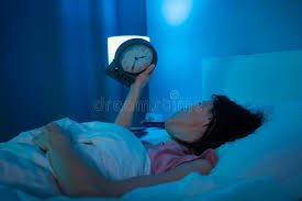 download (9) Mulher com dificuldade para dormir durante o período fértil.