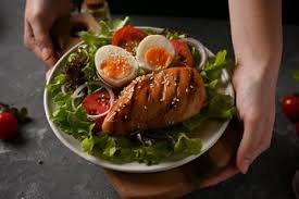 download (9) prato saudável com frango grelhado, legumes e ovos.