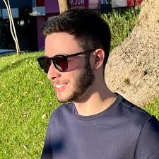 download (9) adulto jovem usando óculos com proteção UV