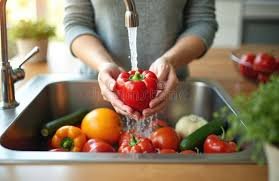 download (9) Pessoa lavando frutas frescas na cozinha