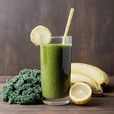 download (9) Smoothie verde funcional preparado com couve, maçã verde e água de coco.