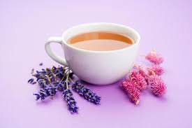 download (9) xícara de chá de lavanda natural com flores roxas ao redor