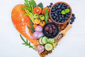 images (2) alimentos anti-inflamatórios dispostos em mesa de madeira.