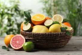 images (2) Cesta com frutas cítricas como laranja, limão e tangerina.