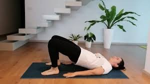 images (4) Pessoa fazendo alongamento para aliviar dor na lombar