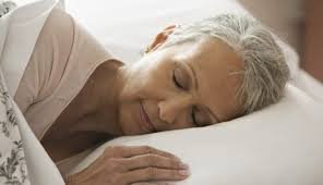 images (4) idosa dormindo tranquila em quarto confortável e bem ventilado