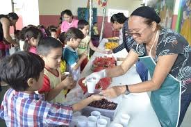 images (6) crianças pegando merenda saudável com frutas e legumes na escola.