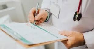 images (7) Médico segurando uma prancheta com checklist de exames