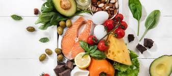 images alimentos ricos em magnésio como castanhas, sementes e folhas verdes em tigela