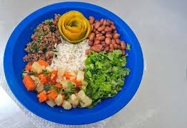 images Refeição escolar saudável sendo servida a estudantes em escola pública.