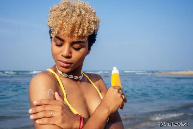 19725-veja-como-garantir-uma-pele-hidratada-no-article_media_header_desktop-2 Pele seca e descamando no verão