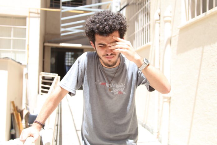 calor-2 Pessoa sentindo tontura em dia de calor intenso