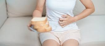 download (1) Pessoa com desconforto abdominal após consumir glúten