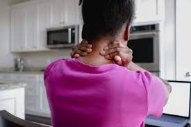 download (10) pessoa com dor na nuca que irradia para a cabeça